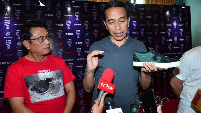 Presiden RI Joko Widodo saat diwawancari media sambil memegang sepatu dari Brand Saint Barkley